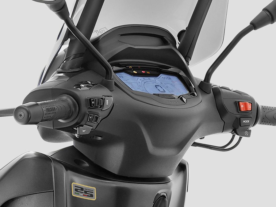 TAB-Vespa-Beverly-25Th-310-900x675-C