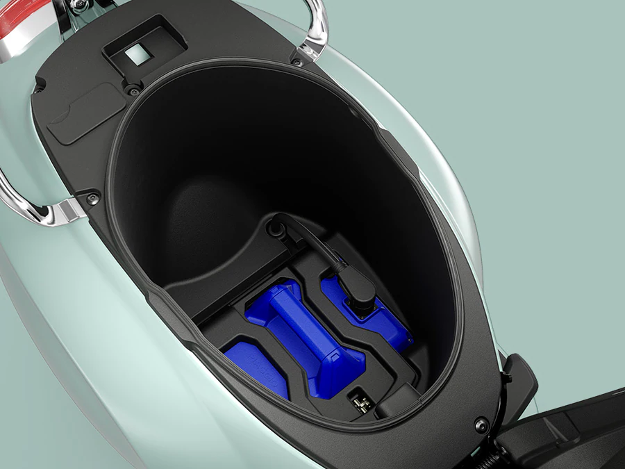 Vespa_Primavera-Elettrica-45_Verde-Amabile_Tabs_900x675_batt